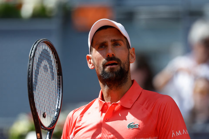 Djokovic trong trận đấu Arnaldi ở vòng hai Madrid Mở rộng 2025, ngày 26/4. Ảnh: Reuters
