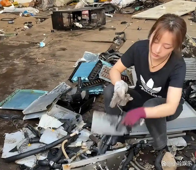 Cô Xiong đang phân loại rác tại bãi phế liệu của <a href=