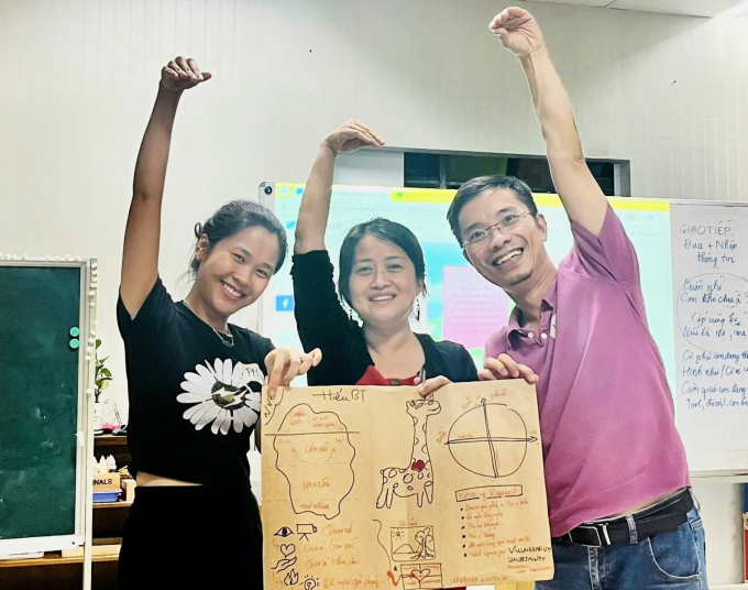 Tiến sĩ Trần Kiều Như (giữa) trong một chương trình đồng hành với phụ huynh. Ảnh: K.N