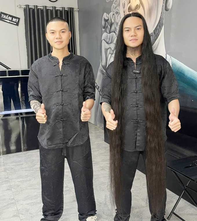 Việt (phải) có em trai song sinh tóc ngắn. Ảnh: Nhân vật cung cấp