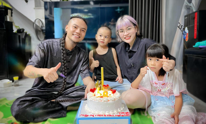 Việt với vợ và các con tại nhà riêng ở Tứ Kỳ, Hải Dương. Trong <a href=