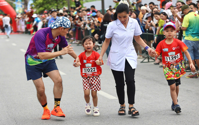 Nghệ sĩ Xuân Bắc động viên các bạn nhỏ trên đường chạy. Ảnh: Quỳnh Trần