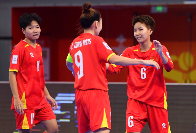 Các đội chia vui với Thanh Ngân (số 6) ghi ba bàn cho Việt Nam trước Hong Kong trận ra quân VCK futsal châu Á 2025, chiều 7/5.