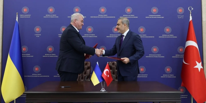 Ngoại trưởng Ukraine Andrii Sybiha (trái) và Ngoại trưởng Thổ Nhĩ Kỳ Hakan Fidan trong cuộc gặp tại Antalya ngày 14/5. Ảnh: Anadolu Agency
