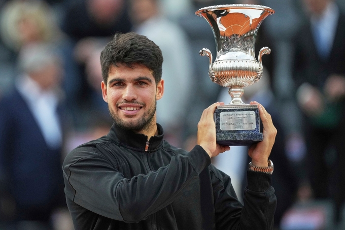 Alcaraz nâng cup sau trận chung kết Rome Masters, trên sân Trung tâm ở tổ hợp Foro Italico hôm 18/5. Ảnh:Reuters