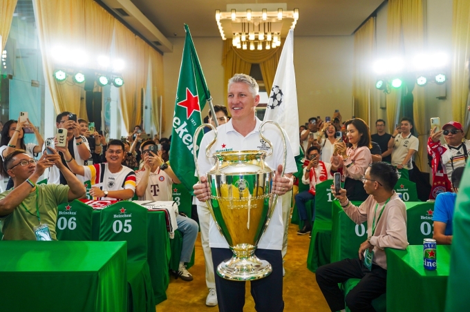 Fan Việt đón cúp vô địch Champions League cùng Bastian Schweinsteiger tại Việt Nam hồi tháng 4.