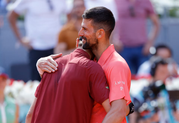 Djokovic chúc mừng Arnaldi. Ảnh: Reuters
