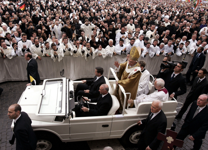 Giáo hoàng Benedict XVI di chuyển bằng xe popemobile và vẫy chào đám đông sau lễ nhậm chức ở Quảng trường Thánh Peter ngày 24/4/2005. Ảnh: Reuters