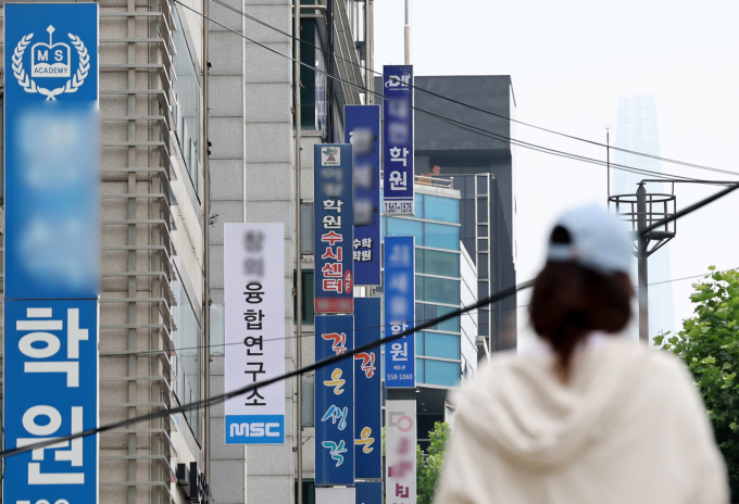 Biển hiệu hagwon dày đặc trên phố Deachi, Gangnam, Seoul. Ảnh: Korea Herald