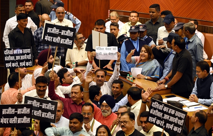 Các quan chức phản đối chậm trễ trong bổ nhiệm thị trưởng là người Dalit tại New Delhi, Ấn Độ, tháng 10/2024. Ảnh: Reuters