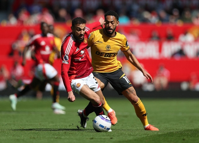 Cunha (phải) tranh chấp với Noussair Mazraoui trong trận Wolves thắng Man Utd 1-0 trên sân Old Trafford, Manchester, Anh ngày 20/4/2025. Ảnh: Reuters