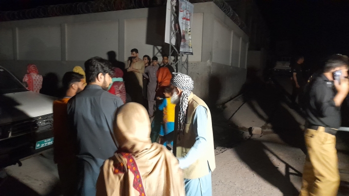 Người dân Pakistan hoảng loạn đổ ra đường ở thành phố Muzaffarabad sau khi cuộc tấn công của Ấn Độ gây tình trạng mất điện hôm 7/5.