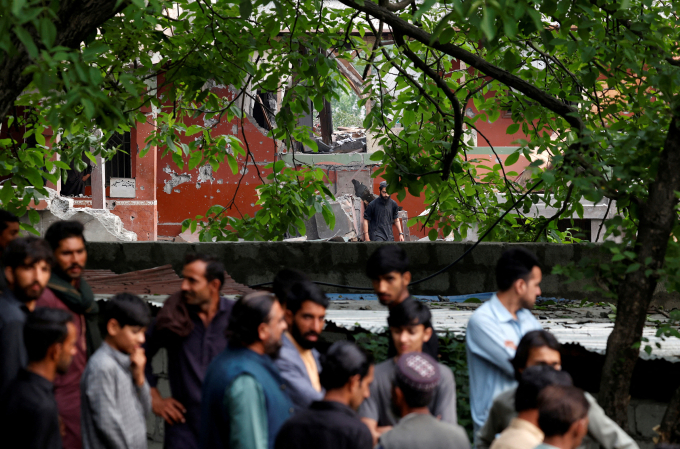 Người dân tập trung cạnh nhà thờ Hồi giáo Bilal ở thành phố Muzaffarabad, khu vực do Pakistan kiểm soát ở Kashmir, sau cuộc tấn công của Ấn Độ ngày 7/5.