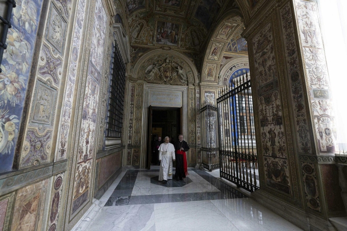 Giáo hoàng Leo XIV đi dọc hành lang Loggia ba dẫn vào căn hộ trên tầng ba Điện Tông tòa. Ảnh: Reuters