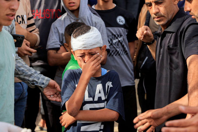 Một cậu bé khóc thương anh trai thiệt mạng trong đòn không kích của IDF ở Khan Younis, Dải Gaza, ngày 15/5. Ảnh: Reuters