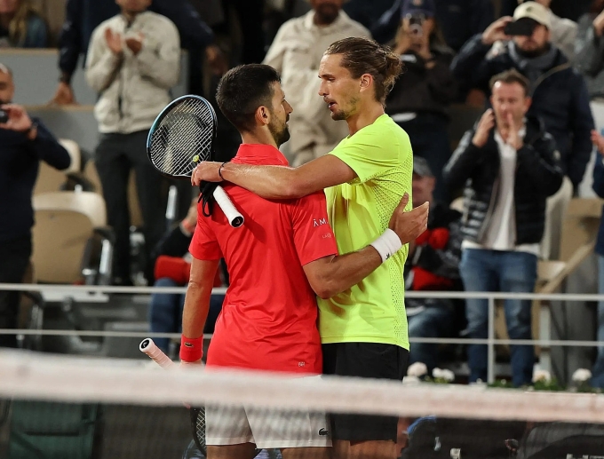 Zverev (phải) chúc mừng Djokovic sau trận tứ kết Roland Garros trên sân Philippe Chatrier, Paris, Pháp hôm 4/6.