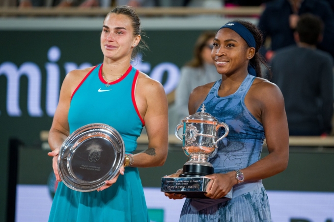 Gauff (phải) và Sabalenka trên bục nhận giải, sau trận chung kết đơn nữ Roland Garros trên sân Philippe Chatrier, Paris, Pháp hôm 7/6.