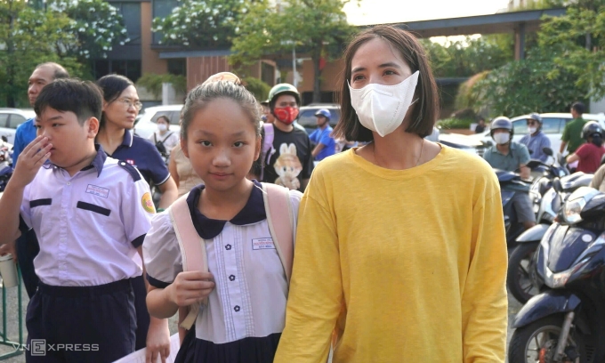 Phụ huynh đưa con tham gia khảo sát vào lớp 6 tại TP Thủ Đức, ngày 24/5.