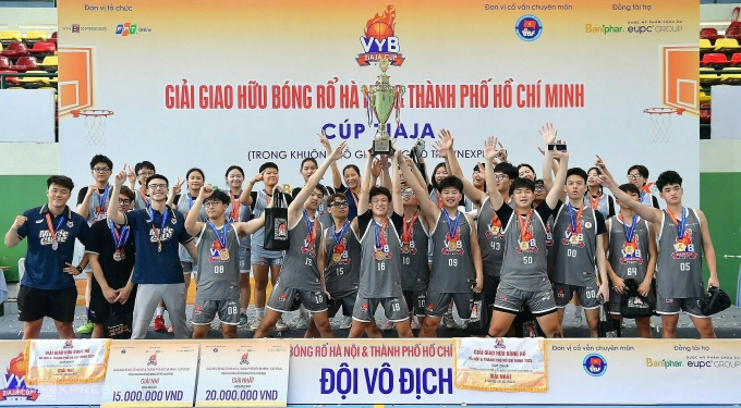 Huy cùng đội đồng nâng cup vô địch Giải bóng rổ trẻ VnExpress - Cup Ziaja 2025 tại Nhà thi đấu quận 6, TP HCM, ngày 1/6. Ảnh: Đức Đồng