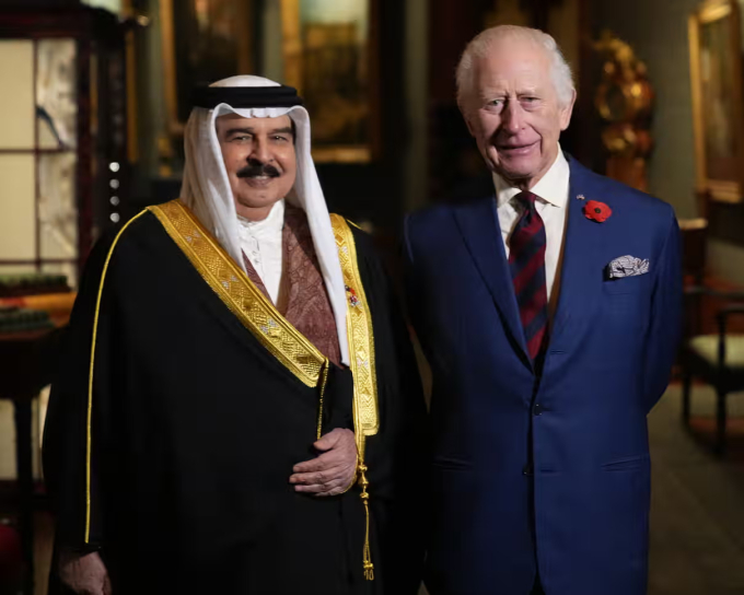 Vua Anh Charles III (phải) và Vua Bahrain Hamad bin Isa al-Khalifa. Ảnh: Guardian
