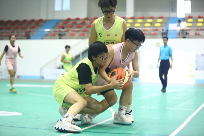 Các cầu thủ THPT Kim Liên và THPT Đống Đa có pha bóng giằng co ở giải năm ngoái. Ảnh: VYBC