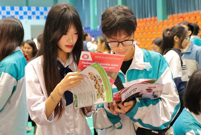 Học sinh tham gia sự kiện tư vấn tuyển sinh của trường Đại học Ngoại thương, tháng 3/2025.