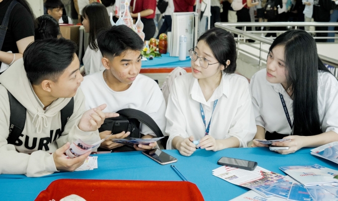 Học sinh tìm hiểu thông tin tuyển sinh của trường Đại học Sư phạm TP HCM tại ngày hội Open day, ngày 6/4.