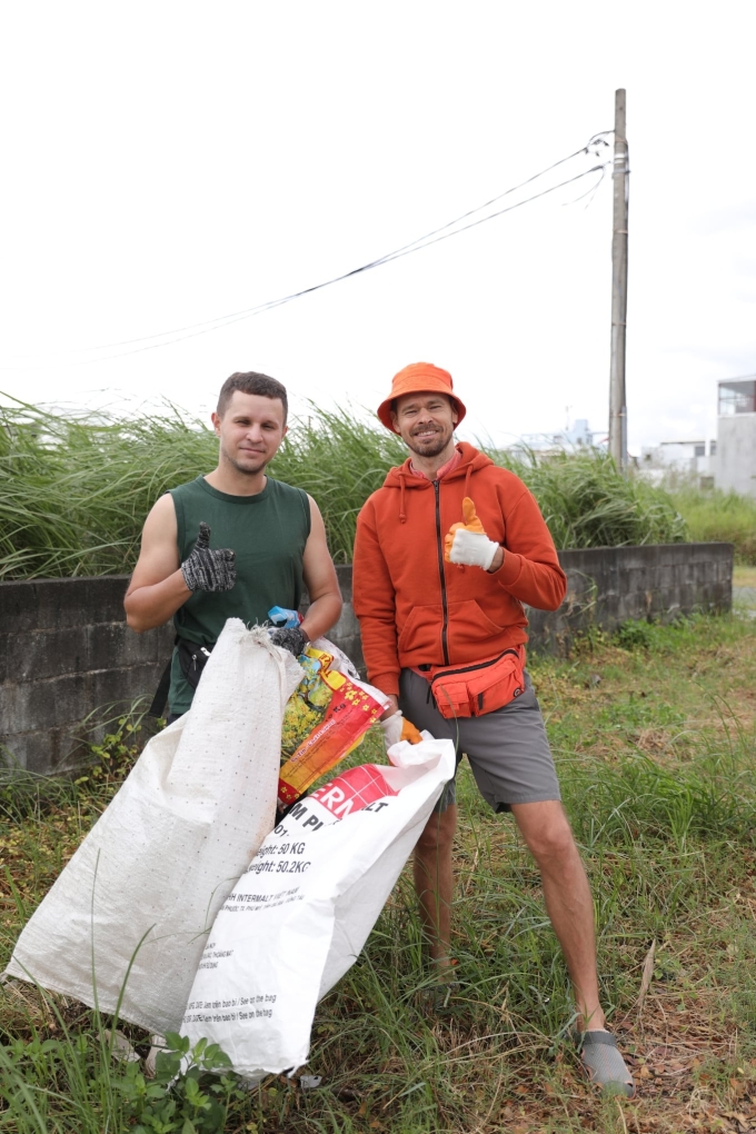 Sasha Shakhov (trái) nhặt rác ở Đà Nẵng. Ảnh: Nhân vật cung cấp