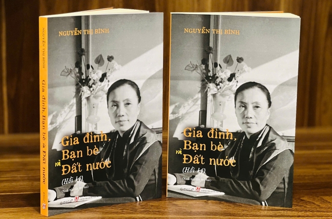 Bìa hồi ký Gia đình, bạn bè và đất nước, sách 268 trang.