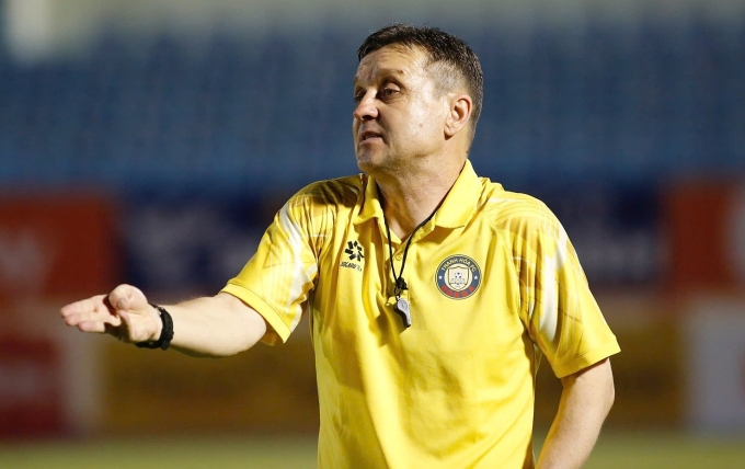 Tomislav Steinbruckner chỉ đạo cầu thủ Thanh Hoá trong một buổi tập luyện. Ảnh: Thanh Hoá FC