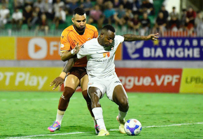Cầu thủ Bình Định (áo trắng) tranh bóng với trung vệ Jairo của HAGL ở vòng vòng 21 V-League 2024-2025 tối 4/5. Ảnh: Bình Định FC