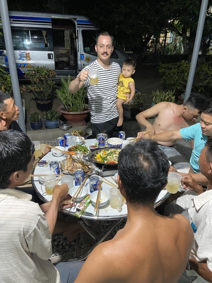 Anh Timothée Rousselin trong buổi tiệc ở <a href=