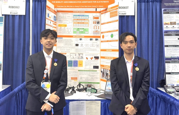 Quân (trái) và Hiếu tại khu vực dự thi ISEF, Mỹ. Ảnh: Nhân vật cung cấp