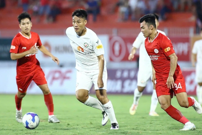 Tiền vệ Mạc Hồng Quân đi bóng trong trận Bình Định hoà Thể Công 2-2 vòng 23 V-League 2024-2025, chiều 18/5 trên sân Quy Nhơn. Ảnh: Binh Dinh FC