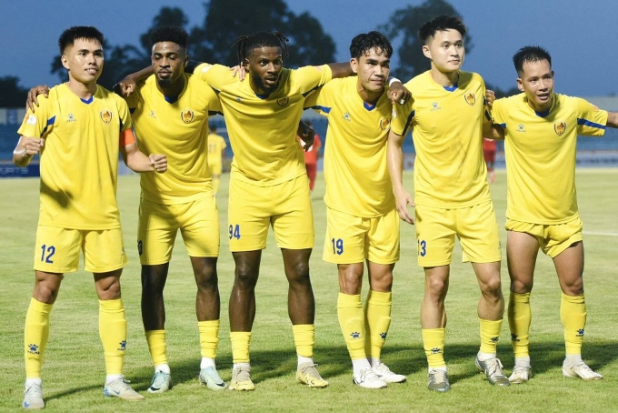 Cầu thủ Quảng Nam ăn mừng chiến thắng 2-0 trước Hà Tĩnh tại vòng 24 V-League 2024-2025, chiều 27/5 trên sân Tam Kỳ.