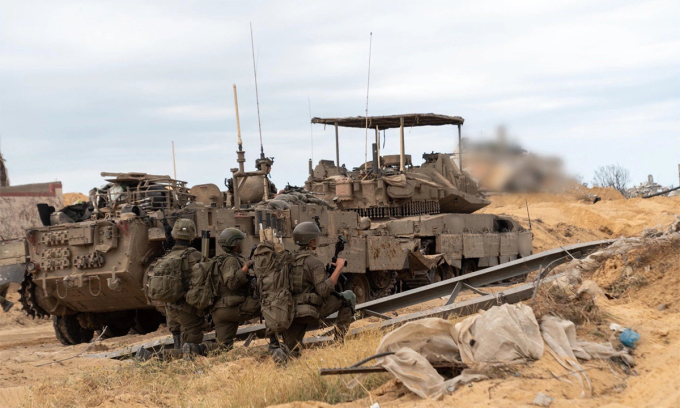 Tăng thiết giáp, binh sĩ Israel tại Dải Gaza ngày 18/4.
