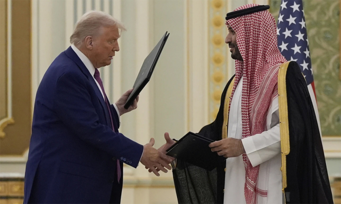 Tổng thống Mỹ và Thái tử Arab Saudi bắt tay sau khi ký kết thỏa thuận tại Riyadh.