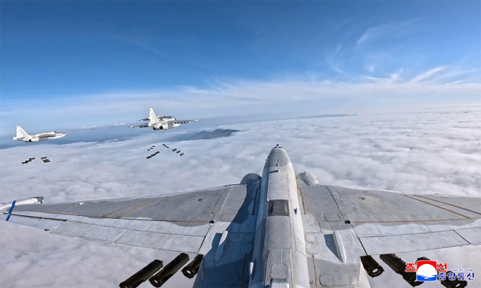 Cường kích Su-25 Triều Tiên thực hành khoa mục ném bom dẫn đường ngày 15/5. Ảnh: KCNA