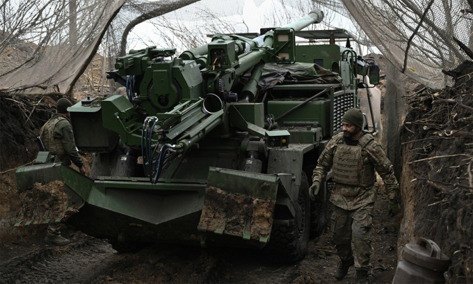 Binh sĩ Lữ đoàn 155 Ukraine cạnh pháo tự hành CAESAR trên tiền tuyến ngày 6/1. Ảnh: AFP