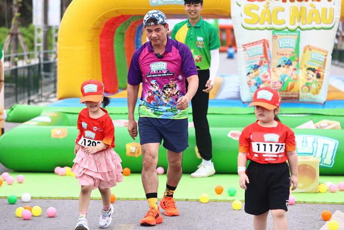 Nghệ sĩ Xuân Bắc đồng hành cùng các runner nhí trong suốt hành trình. Ảnh: Quỳnh Trần