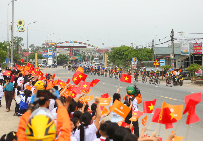 Học sinh tỉnh Quảng Bình chào đón đoàn đua thi đấu chặng 7 từ Vinh (Nghệ An) đi Đồng Hới (Quảng Bình), HTV Cup 2025. Ảnh: Phạm Huy