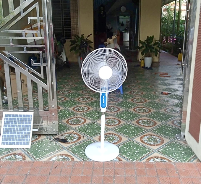 Quạt chạy bằng năng lượng mặt trời được chị Ngọc Lan đặt mua giữa tháng 5/2025, hy vọng giảm lượng điện sử dụng tại phòng trọ ở quận Nam Từ Liêm, Hà Nội. Ảnh: Nhân vật cung cấp