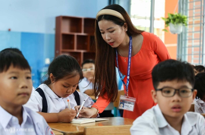 Giáo viên trường Tiểu học Đinh Tiên Hoàng, TP HCM trong một buổi dạy, tháng 9/2023. Ảnh: Quỳnh Trần