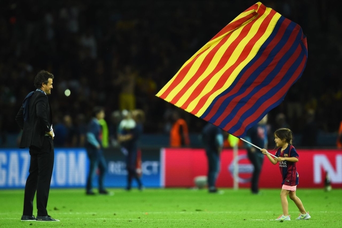 Enrique và con gái Xana mừng chức vô địch Champions League ngày 7/6/2015 ở Berlin, Đức. Ảnh: AFP