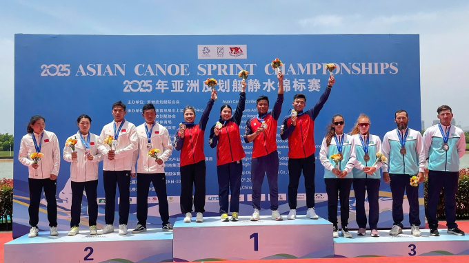 Đội Việt Nam (giữa) nhận HC vàng thuyền 4 hỗn hợp nam-nữ 500m, Trung Quốc (trái) HC bạc và Kazakhstan (phải) HC đồng tại tại Giải vô địch Canoeing châu Á năm 2025, ngày 10/5. Ảnh: BHL