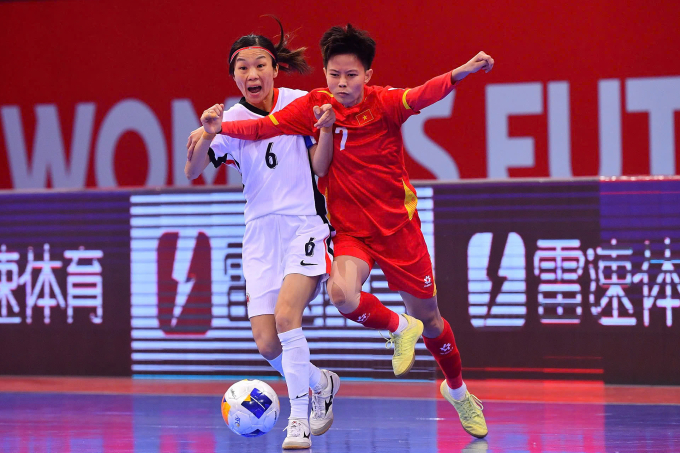 Nguyễn Phương Anh (7) tranh bóng với cầu thủ Hong Kong trong trận ra quân VCK futsal châu Á 2025, chiều 7/5.