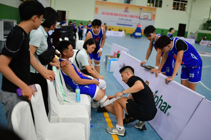 Toàn được huấn luyện viên băng bó sau chấn thương ở trận chung kết giải Bóng rổ Trẻ VnExpress - Cup Ziaja 2025, ngày 1/6. Ảnh: Thanh Tùng