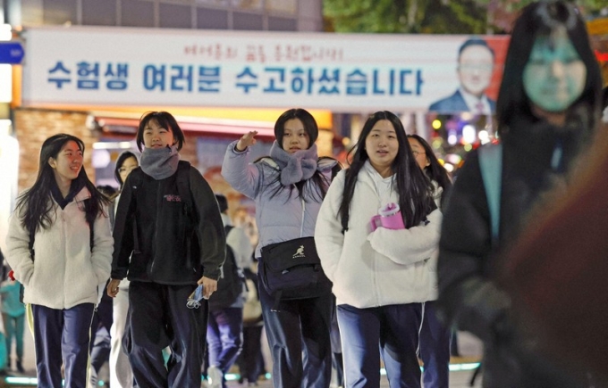 Học sinh Hàn Quốc về nhà sau các tiết học luyện thi ở Gangnam, Seoul, cuối năm 2024. Ảnh: Kyodo