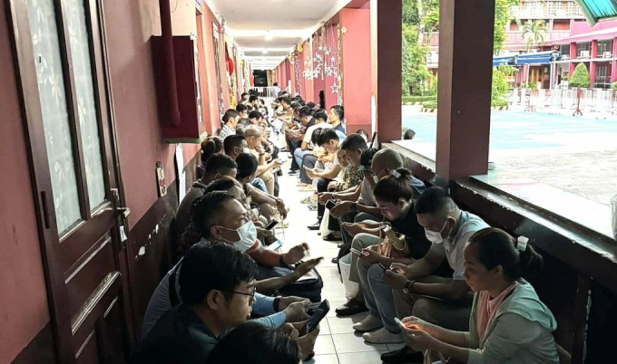 Dòng người xếp hàng lúc 5h sáng 17/6. Ảnh:Thanh Phong
