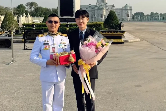 Nutthabhum và Kampol nhận hoa và quà từ Vua và Hoàng hậu Thái Lan hồi tháng 2.